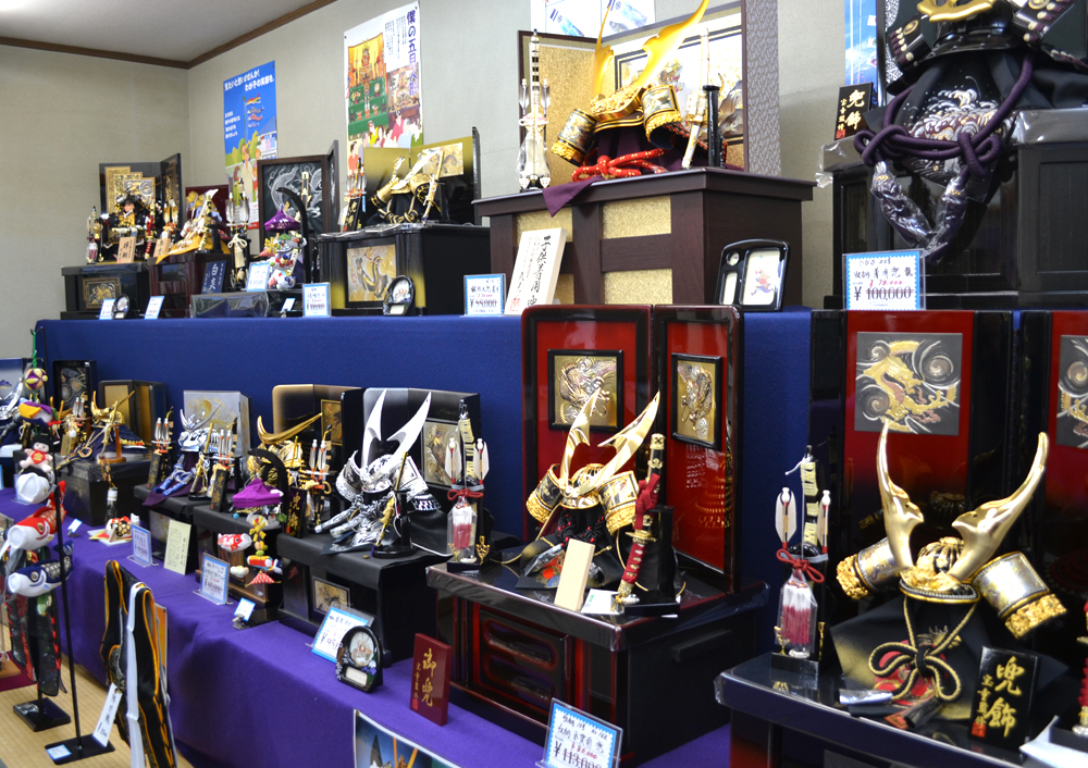 台座収納飾り（兜）｜千葉県五月人形販売（兜飾り/鎧飾り/鯉のぼり/武者人形）｜野田市上原人形｜埼玉県五月人形販売