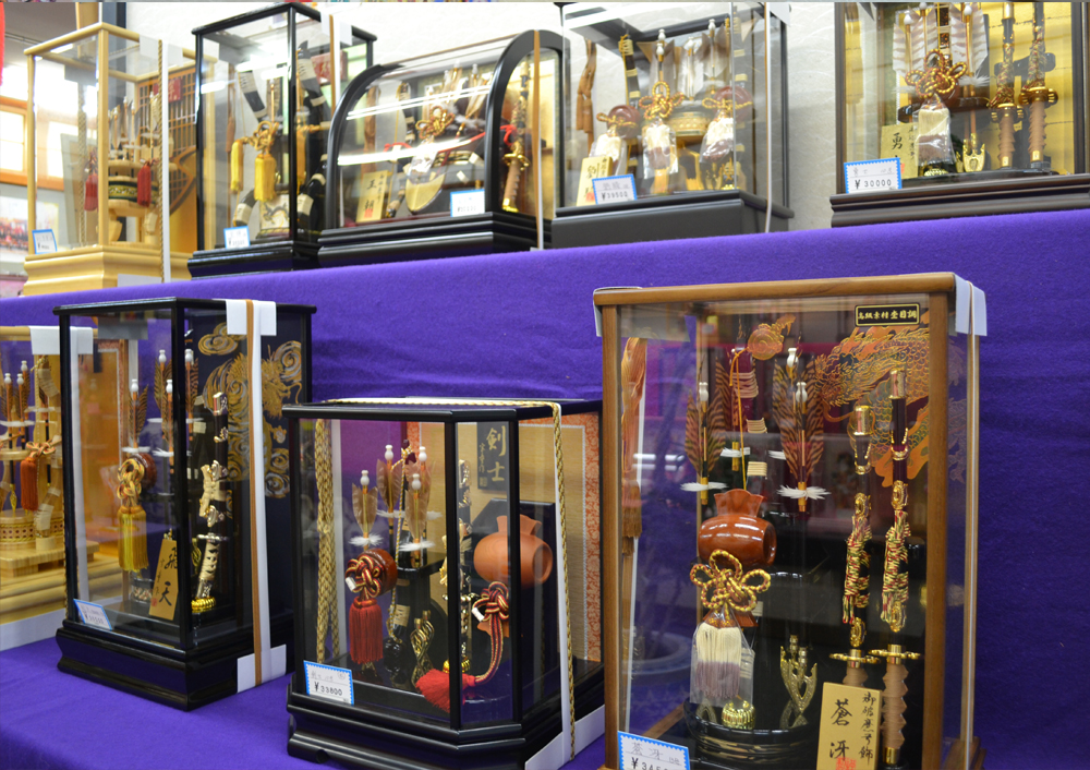 破魔弓ページへ｜上原人形｜千葉県野田市の祭提灯/盆提灯/花輪/羽子板/破魔弓/破魔矢/雛人形/五月人形（鎧飾り・兜飾り）/鯉のぼり 販売・制作