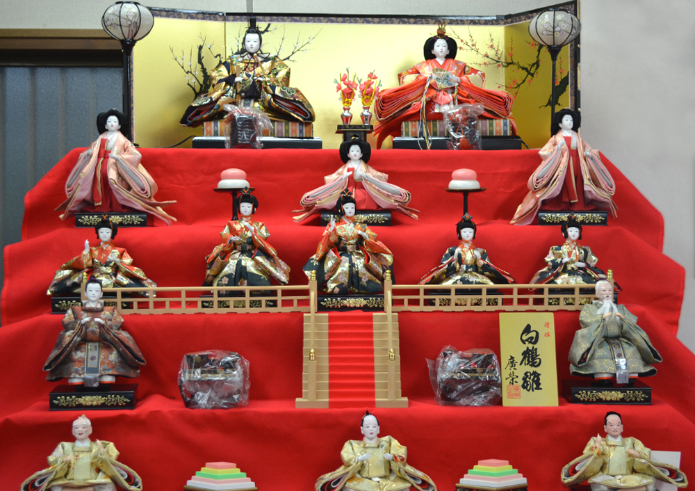 雛人形ページへ｜上原人形｜千葉県野田市の祭提灯/盆提灯/花輪/羽子板/破魔弓/破魔矢/雛人形/五月人形（鎧飾り・兜飾り）/鯉のぼり 販売・制作